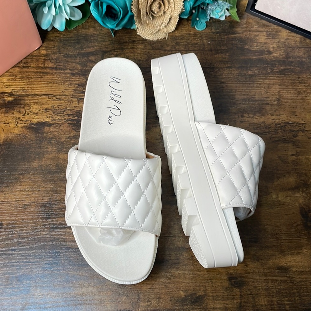 Wild Pair Elevated Slide Flatform Sandals Size 9 nwt and box